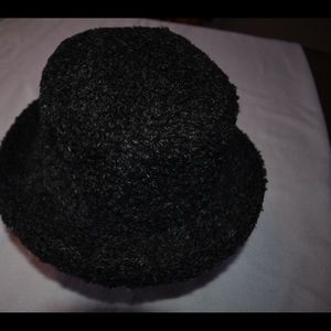 Women’s bucket har with turned up brim.